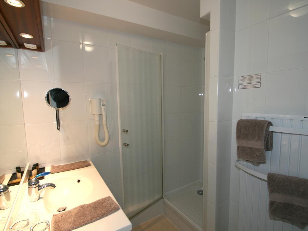 Hotel Les Almadies - Coeur De Ville Saint-Jean-de-Luz Rom bilde